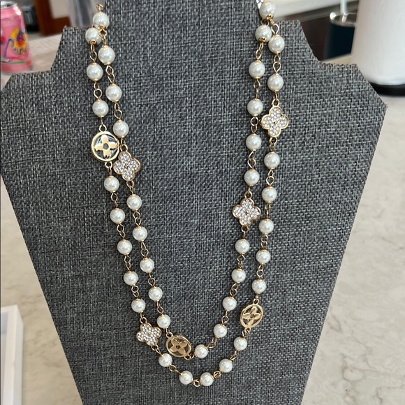 Elegant Gold and White Pearl Necklace - Picture 6 of 6